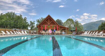 Luxury Cabin, Sleeps14, Super Fast WiFi, NFL Sunday, & Arcade, Fishing & 2 Pools