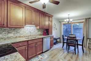 ثلاجة، ميكروويف، غسالة أطباق، ماكينة لصنع القهوة/الشاي