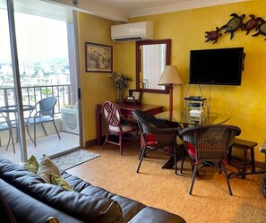 Smart-TV, DVD-Player, Bücher, Stereoanlage