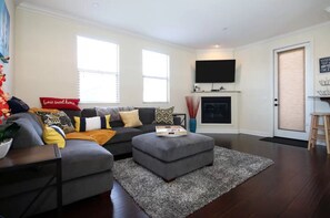 TV, fireplace - Luxury Townhome In The Heart Of Pacific Beach! (San Diego)