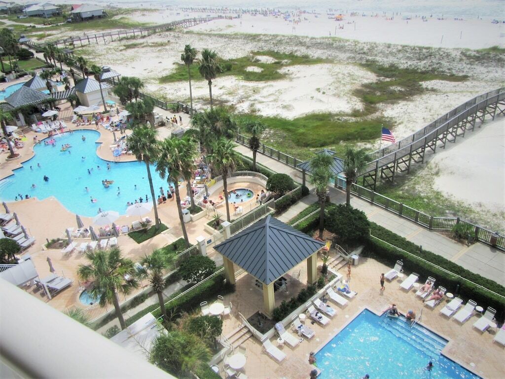 Innendørsbasseng og et oppvarmet basseng