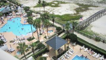 Innendørsbasseng og et oppvarmet basseng