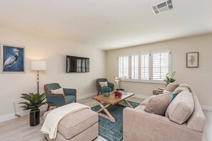 Een smart-tv en boeken