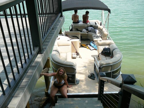 LAKEFRONT HOUSE SLEEPS 30 - BOAT DOCK, THEATER ROOM, HOT TUB, GAMES ROOM & MORE