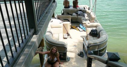 LAKEFRONT HOUSE SLEEPS 30 - BOAT DOCK, THEATER ROOM, HOT TUB, GAMES ROOM & MORE