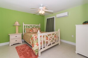 1 chambre, lit avec matelas à plateau-coussin, bureau