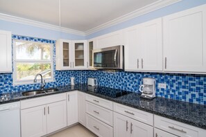 Réfrigérateur grande capacité avec congélateur, four à micro-ondes