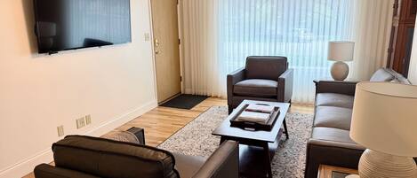 Smart TV, libros y oficina