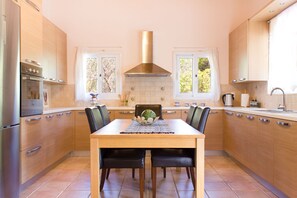 Refrigerador, horno, parrilla de estufa y lavavajillas 