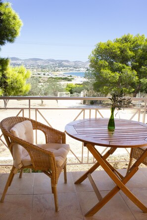 Outdoor dining - Villa Marika- A superb sea view villa in nature (Anavissos)