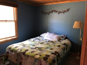 2 bedrooms, iron/ironing board, free WiFi, bed sheets - Convenient Beaver Island Location (Beaver Island)