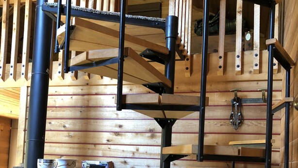 Un intérieur en bois doté d’une structure complexe en métal.
