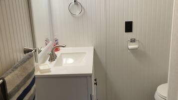 Een douche, een haardroger, handdoeken, zeep