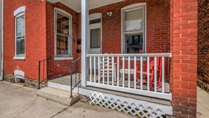 A red brick building with a white porch and a small white fence. -  Lincoln Quarters, 2nd floor,  Only 2 blocks to the center of town. (Gettysburg)