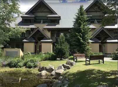 Townhouse in Village: Private Hot tub! King Bed, Snowshoes, Bikes + Free Parking
