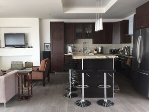 Een koelkast, een magnetron, een oven, een kookplaat