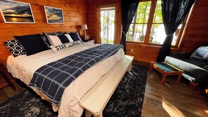 4 slaapkamers, een bureau, een strijkplank/strijkijzer, reisbedje