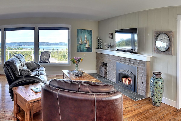 Smart TV, fireplace, DVD player, stereo