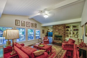 TV connectée, cheminée, livres