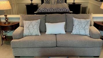 Una Smart TV, una chimenea, libros