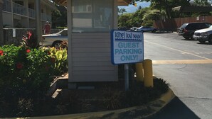 Une enseigne indiquant « Kihei Kai Nani », avec un panneau indiquant les places de stationnement réservées aux clients en dessous.