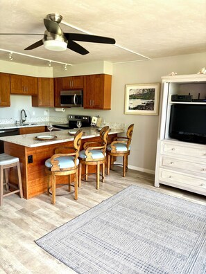 Jääkaappi, mikroaaltouuni, uuni, liesi