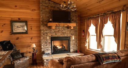 Honeymoon/couples Retreat - Private Custom Built Log Cabin - Wi-fi