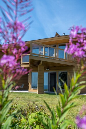 Exterior - One bedroom condo with panoramic views of Lake Superior. (Grand Marais)