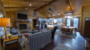 Télévision, cheminée, lecteur de DVD, vidéothÚque