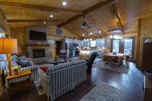 TV, fireplace, DVD player, video library - Rustic Cabin with modern amenities and 1 acre stocked Fishing Lake ! (Winchester)