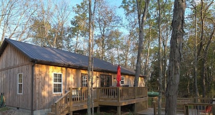 Cabaña rústica de 3 dormitorios recién construida con un lago de pesca de 1 acre.