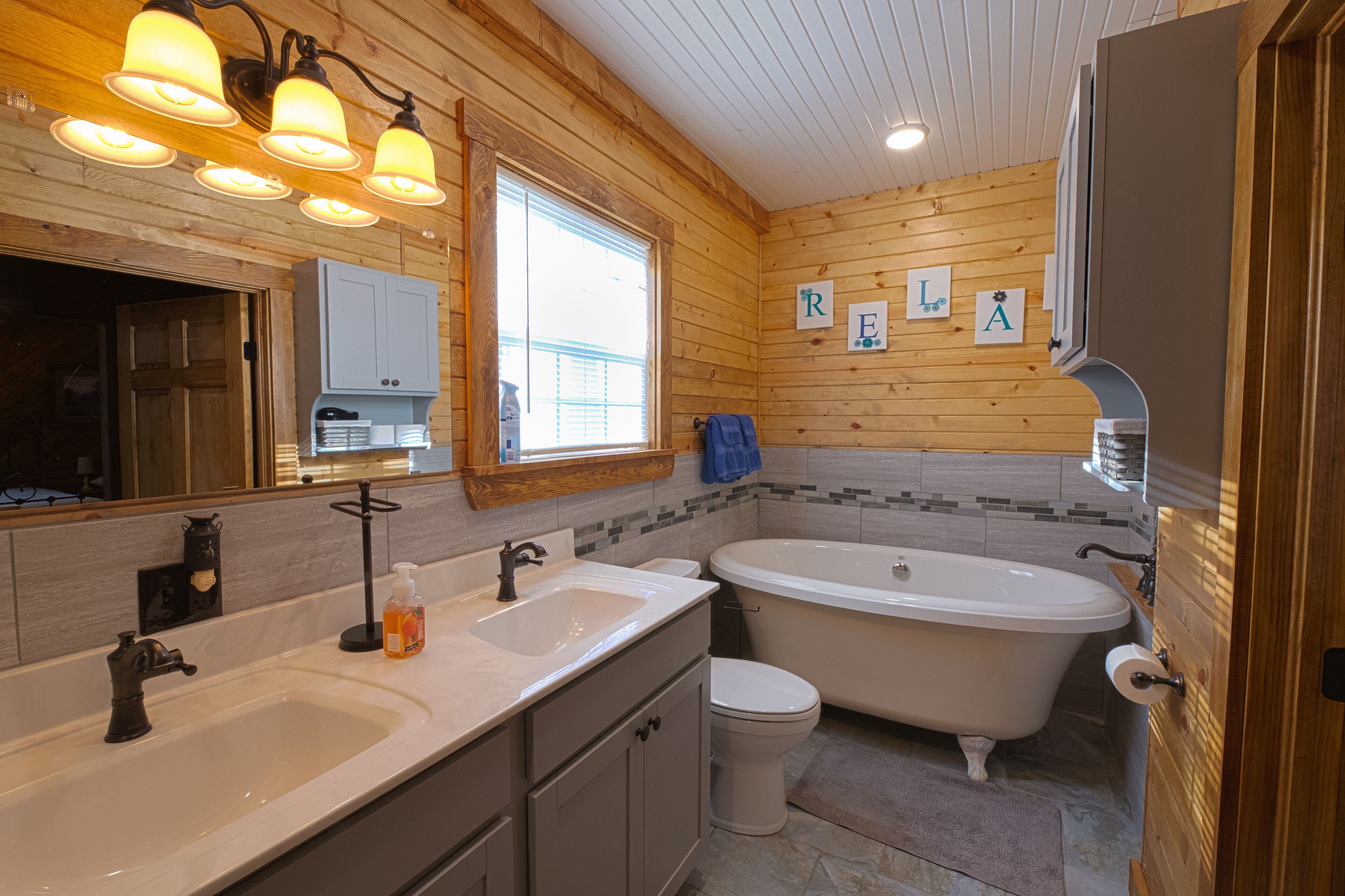 Combined shower/tub, jetted tub, hair dryer, towels