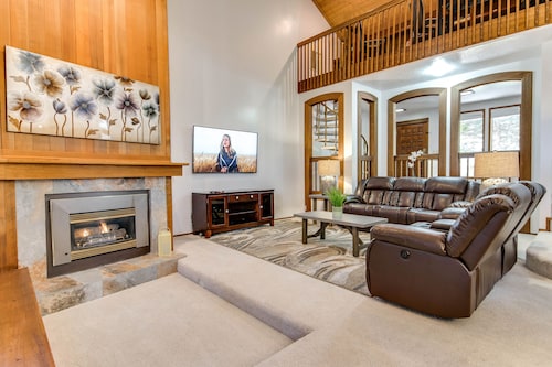 ***Luxury Mountainside Retreat***