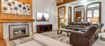 ***Luxury Mountainside Retreat***