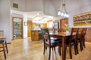 Dining - ***Luxury Mountainside Retreat*** (Sandy)