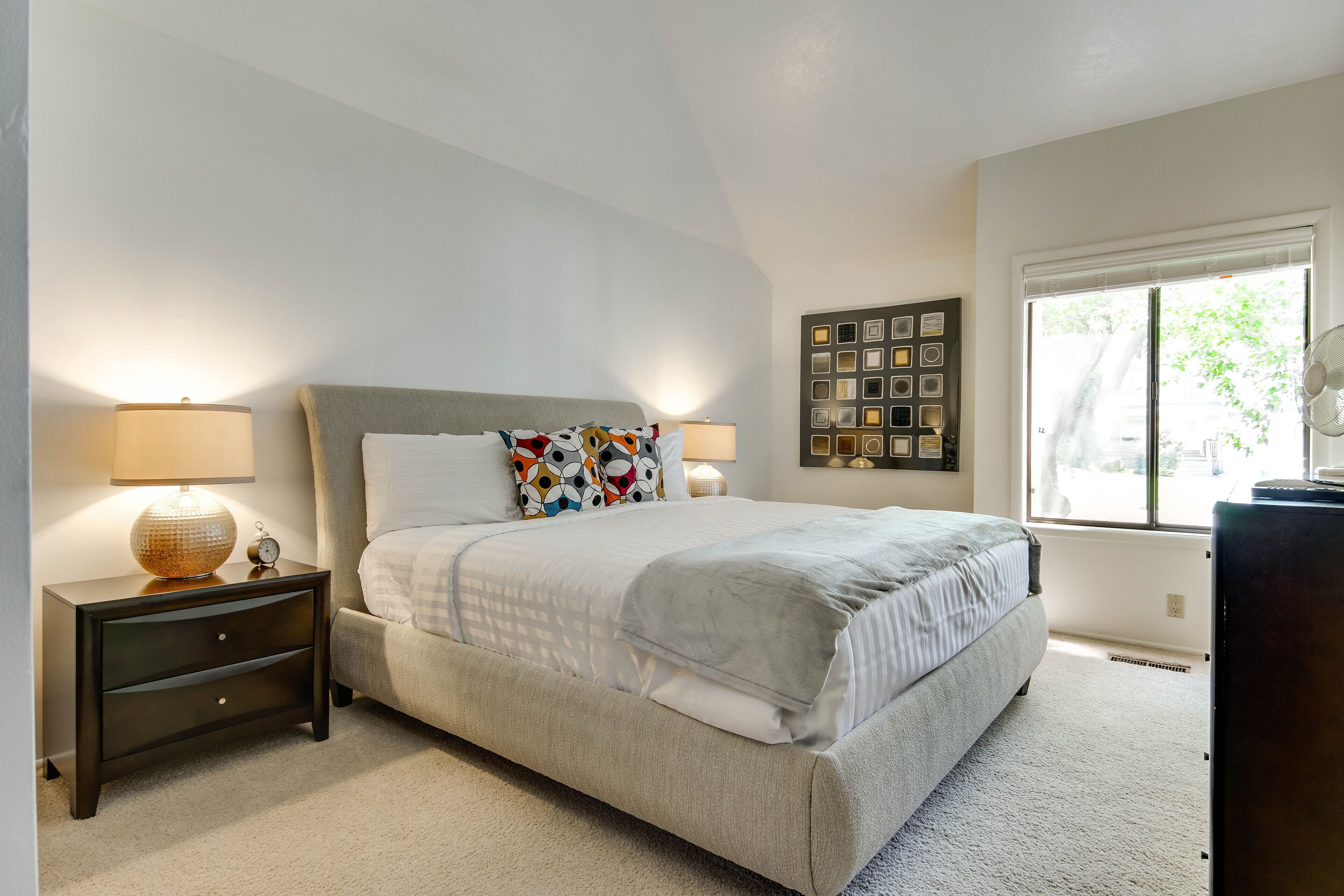 6 bedrooms, desk, iron/ironing board, travel cot