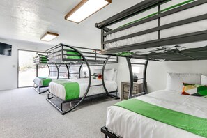 6 bedrooms, desk, iron/ironing board, travel cot