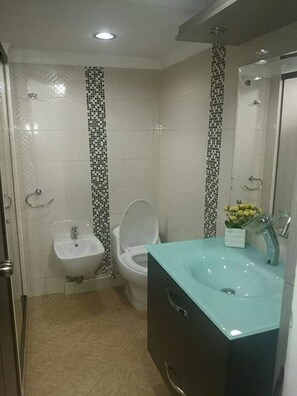 Apartment, 2 Bedrooms, Smoking (2 Double Beds) | Bathroom | Shower, towels - San Diego Campestre (Medellín)