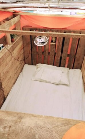 Minibar, free WiFi, bed sheets