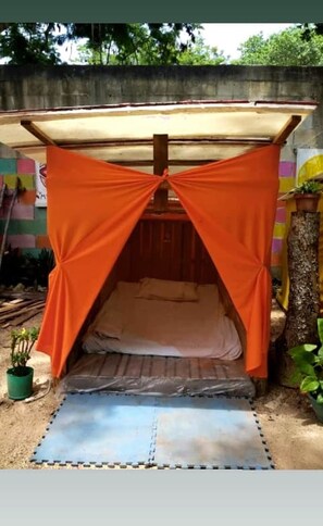 Minibar, free WiFi, bed sheets