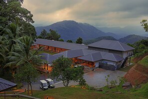 Fachada de la propiedad por la tarde o noche