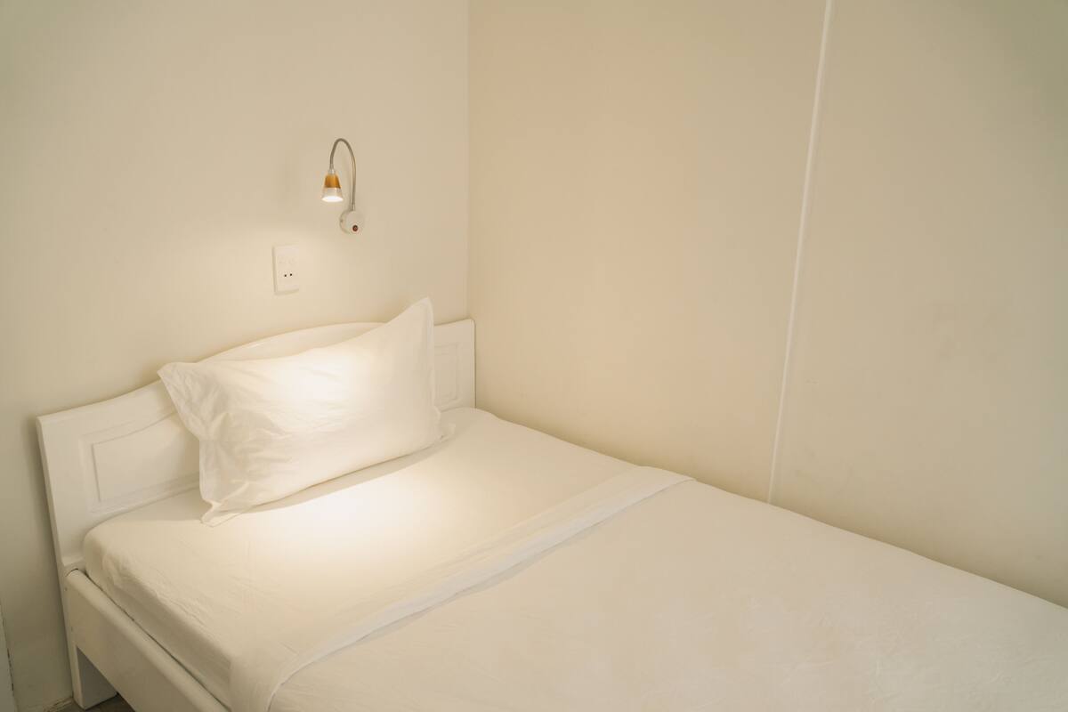 Triple Room | Desk, iron/ironing board, free WiFi, bed sheets