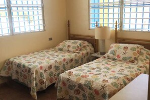 3 bedrooms, desk, iron/ironing board, free WiFi