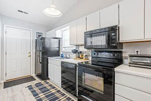 Fridge, microwave, oven, stovetop - A Real Southern Charm- Dog Friendly- less than 3 miles to Carolina Beach (Wilmington)