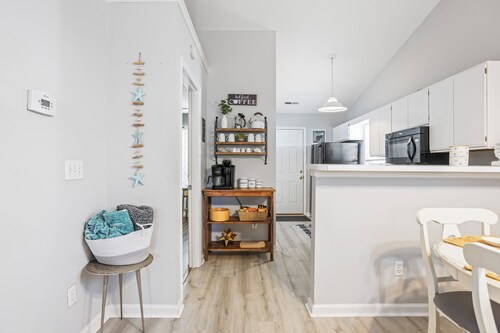 A Real Southern Charm- Dog Friendly- less than 3 miles to Carolina Beach