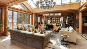 Lobby-lounge