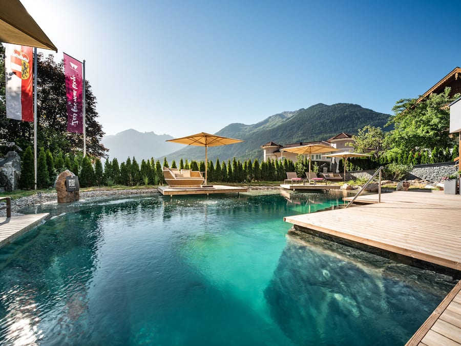 Een binnenzwembad, een seizoensgebonden buitenzwembad