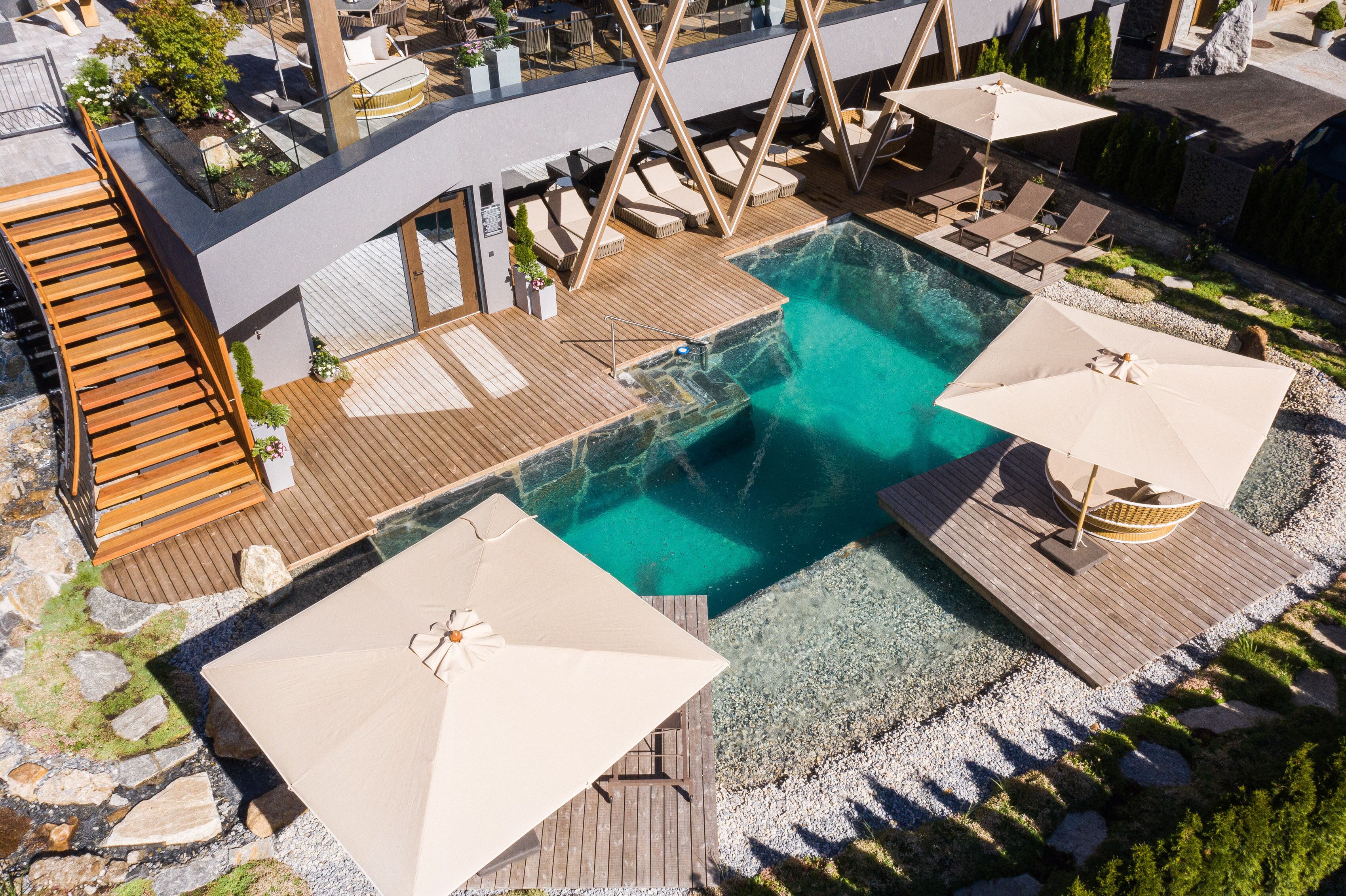 Innenpool, Außenpool (je nach Saison geöffnet), Sonnenschirme