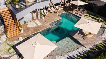Innenpool, AuĂenpool (je nach Saison geöffnet), Sonnenschirme