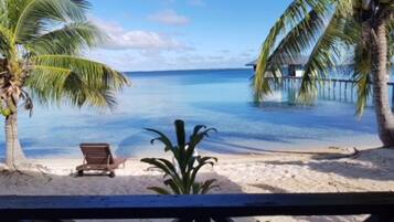 En la playa, playa de arena blanca y kayaks